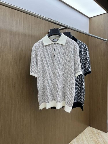 dior迪奥2025新款字母提花短袖针织短袖Polo衫 这款针织 Polo 衫饰以经典的 Oblique 印花。采用棉质提花面料精心制作，直筒剪裁，纽扣开合和罗