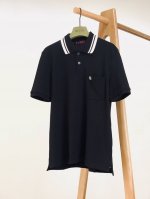 gucci 古驰 2025Ss春夏新品 休闲翻领短Tee。非常规面料裁剪缝制 , 甄选优质珠地网眼透气面料，凉爽舒适，结构稳定透气。胸前刺绣小标衣兜装饰，刻字五