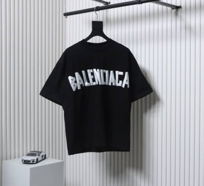 Balenciaga巴黎世家胶带字母做旧烂短袖T 恤采用32S 1*2精棉双纱平纹，260克;搭配 32S 1*2精棉双纱1*1罗纹，320克。水洗黑环保 定染