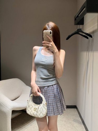 Miumi* 25Ss春夏新款 字母微标花边背心丨独家高版出品 叠穿主义 穿出属于自己的独一无二风格 简洁大气的打底 看似随意实则拿捏直接闭眼入 一点都不简单