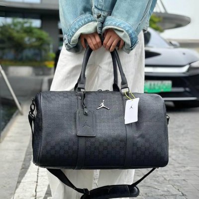 高品质 耐克乔丹pu款棋盘格满印23号健身包旅行包单肩包手拎包男女情侣款。 包包质量超级好 用料厚实做工细节都非常到位 上身百搭 手拎 ，单肩都非常好看 非常高