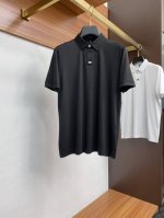 普拉达 2025新款男士翻领Polot恤衫短袖 进口面料呈现。轻盈柔软的面料经过成衣染色，营造出优雅纹理，原版定制 进口纱线色染 定制罗纹领口 定制罗纹 经典让