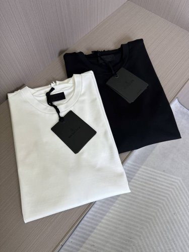 Moncler2025Ss黑标系列短T 面料采用32支双股新疆长绒棉紧密圆领短Tee，这款T恤呈微阔型，彰显简约魅力。袖章精致的硅胶黑标，后背撞色直排硅胶Log