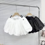 内里安全裤高版本Adidas阿迪达斯三叶草女花苞裙三条纹宽松简约蓬蓬裙 颜色黑色白色 出街回头率超高的花苞裙！三杠的设计搭配上腰口的小Logo设计，既经典又不失