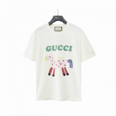 实拍细节图+尺码表 Gucci 古驰 早春卡通动物小马印花T恤 选用客供定制针织 %纯棉面打造,面料手感细腻，厚实有质感的纯棉布 高密度的机织工艺，如棉絮般柔紧