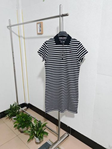 汤米G网同款女子连衣裙2025夏季新款时尚优雅显瘦针织连衣裙女。 定织款 汤米Tommy拼条纹连衣裙 不如跟随春天的脚步轻轻松松换上一件活力又不失时尚范儿的拼条