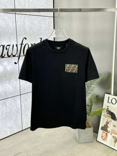 Fendi 芬迪 25Ss春夏新品立体字母拼贴胸标短圆领短袖T恤，正面饰有Fendi品牌立体字母拼贴胸标设计图案，描绘Fendi工匠所用的工具，演绎新季元素设计