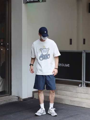 上新！Tnf 北面经典Logo与镂空元素融合，简单、个性、品牌辨识度高，基础调的圆领款，保留全棉的舒适度，同时单股丝光让布面更加细腻耐穿，后期的处理让整件成衣零