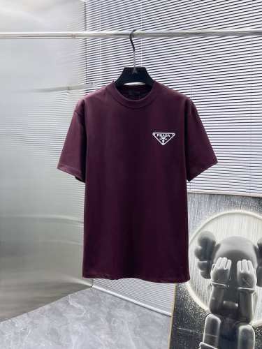 普拉达 prada 2025Ss新款 半袖 体恤 短袖 宽松版 圆领 T恤 高端版本 专柜定制面料 透气舒适度高 细节无可挑剔 品牌元素设计理念 体现高品质 手