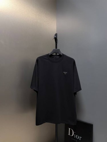 prada 普拉达] 2025Fw短袖T恤 金属铁牌工艺 高端32S双纱280克面料 重磅面料 定制拉架罗纹同缸同染 三标齐全 男女同款 颜色：黑色 白色 尺码