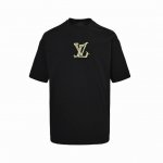 Louis Vuitton 路易威登 25Ss 麻绳刺绣短袖 Lovers刺绣贴饰融入25秋冬秀场的套索Ropes元素风格， 与后部路易标识相映成趣，优雅设计可