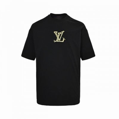 Louis Vuitton 路易威登 25Ss 麻绳刺绣短袖 Lovers刺绣贴饰融入25秋冬秀场的套索Ropes元素风格， 与后部路易标识相映成趣，优雅设计可
