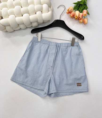 miumiu25Ss春夏新款浅色水洗条纹牛仔短款衬衫+短裤丨独家高版出品！毛边洗水工艺绝绝子！棕色刺绣字母Logo低调奢华，原版定制色织条纹进口洗水牛仔柔软细腻