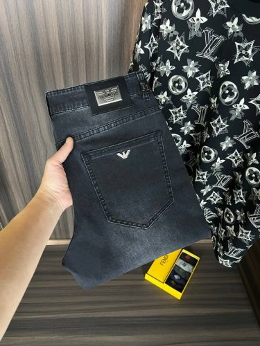 阿玛尼 新款来袭2680新春爆款新品 专柜有售 实体店极品牛仔裤专柜原版1:1好货，适合各个年龄段。市场最高版本的欧洲进口面料。舒适柔软亲肤，上身效果超级棒时尚