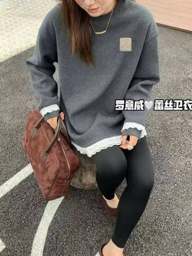 特价 不退换 Loewe罗意威春款蕾丝花边刺绣Logo圆领加绒卫衣 被这件卫衣拿捏住了甜酷又温柔 袖口下摆蕾丝花边 高级感在线～ 纯棉3 G加绒面料开春单穿必备