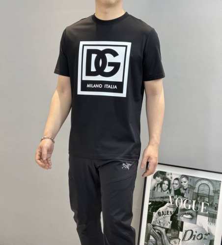 重磅出击，推送入手～D&G杜嘉-班纳25S春夏新款圆领短袖..采用190G丝光棉面料，胸口Dg标志性撞色印烫.色彩搭配超级好看的。。全品相多色推送！！！常规版型