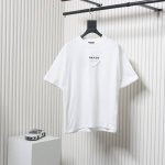 prada 25Ss 水洗植绒贴布新款T短袖 Yb定织定染面料、颜色 印花、版型 辅料 面料采用进口机器织造而成，布面纹路的独特性创造出完美的成衣效果 面料采用