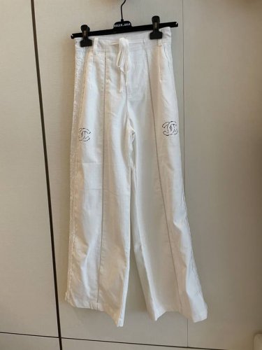cc Chane新款纯白蕾丝直筒裤 仙气与率性兼具 纯白裤身搭配两侧蕾丝镂空花纹 若隐若现的优雅小心机 直筒版型利落显瘦 春秋搭配针织衫温柔知性 夏季搭配短袖