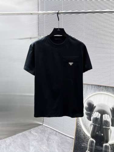 p180 普拉达 Prada 2025新款 圆领 短袖 T恤 ，高端版本！专柜定制面料 透气舒适度高，细节无可挑剔，品牌元素设计理念，体现高品质。手感细腻柔软！