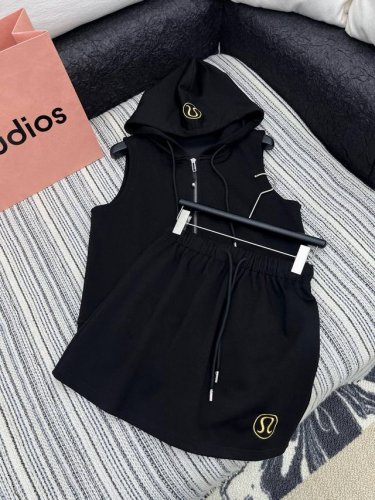 lululemon露露乐蒙经典Logo刺绣拉链连帽马甲抽绳松紧腰短裤裙套装 款号：25671105316 颜色：黑色 白色 尺码：Sml S码80-95斤 M码