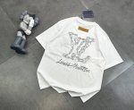 潮牌 Lv路易威登麻绳机理刺绣重工短袖！这款真的是绝了！高街与精致风情十足，成为高街出镜不二之选，面料质地厚实，质感和舒适感方面极具话语权，手感细腻 穿着舒适，