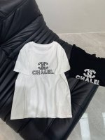 chane*25春夏新款字母镶钻重工款短袖T恤，进口丝光棉面料，经典版型百搭不挑人，上身非常漂亮！Sml