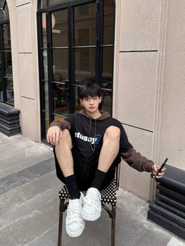 Stussy Sport Script Tee Logo印花宽松圆领短袖T恤 男女同款 面料采用260G 双纱纯棉，做工规整，纹路清晰，穿着舒适！ 宽松版型男女