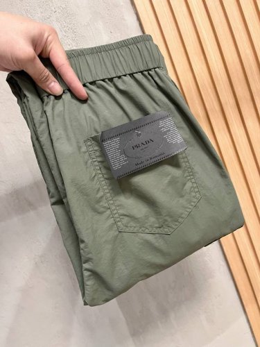 prada普拉达 军绿色工装裤 时髦与实用的双重奏低调从容的小军绿，既显气质又百搭。利落的直筒版型，不挑身材，穿着舒适自在。 两侧大大的工装口袋，实用属性拉满，