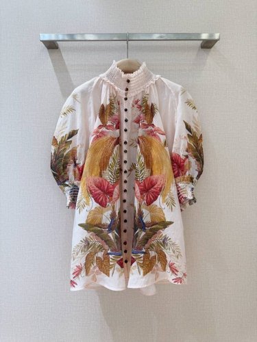 zimmerm*A*N*N 新品上架啦... 奶油色棕榈树花卉图案上衣，飘逸风格小高领灯笼袖，选用苎麻面料制成，采用小高领，领口褶饰松紧设计，运用灯笼短袖，配松