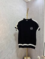 Loewe Fw24新季产品 针织毛衣莫代尔胸口刺绣，肩膀 袖口 下摆 设计拼色。追求细节 注重完美 宽松款式 男女同款 颜色：黑色 白色 码数：Xs S M