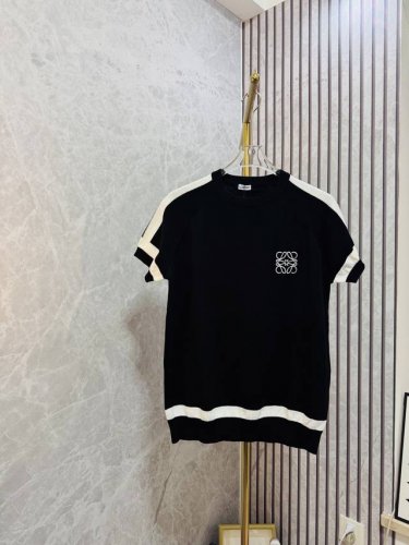 Loewe Fw24新季产品 针织毛衣莫代尔胸口刺绣，肩膀 袖口 下摆 设计拼色。追求细节 注重完美 宽松款式 男女同款 颜色：黑色 白色 码数：Xs S M