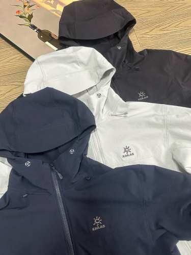 细节图 凯乐石M8 连帽软壳外套 最新男女同款 用途:徒步 山地生活 材质:54%锦纶36%聚酯纤维10%氨纶版型:合体版 功能特点: 专为徒步及山地生活设计，