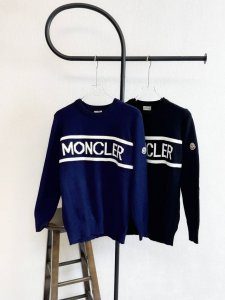 款号Xb0160 Moncler 蒙口字母图案小标Logo针织毛衣 黑藏两色 男女同款 三标齐全 区别市场通货 随意对比 采用2 40百分百精棉编织纱线羊绒面料