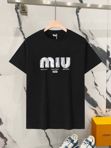 miu Miu 缪缪，2025 Ss春夏新款 厚板压胶+破裂海绵字母 圆领短袖T恤男女同款 纯棉洗水面料，柔软亲肤细腻。做工细致，厚度适中。男女同款，宽松版型，