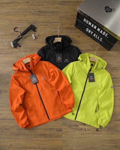 arcteryx-始祖鸟 防晒轻薄风壳休闲薄款夹克 男款防晒衣 皮肤衣采用轻质材料，整体重量很轻，穿上几乎感觉不到负担，无论是登山、骑行还是日常跑步，都不会有丝