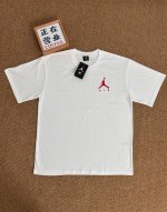60 顶端刺绣品质乔丹Jordan刺绣红标Air白色短袖宽松男女同款情侣款 采用抗菌260克新疆长绒棉重磅面料 透气舒适 怎么洗都不起球透气轻柔的短袖，让您穿着