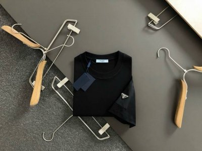prad*合身版型M-Xxxl 25春夏顶级黑色拉链装饰口袋融合手臂金属三角标口袋款重磅经典短袖 精致工艺专柜面料 顶级元素融合打造 经典短袖3标齐全 潮男时尚
