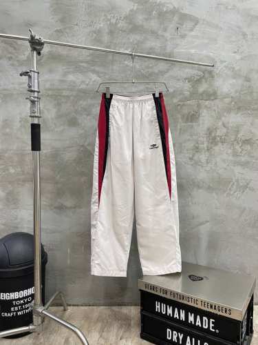 款号#S513 Balenciaga 巴黎世家24Fw 走秀款3B刺绣白红连帽套装巴黎拼接运动校服冲锋衣风衣夹克外套裤子套装 Os超宽松廓型设计 侧面拉链口袋