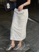 原版Alo 2025夏季新款时尚速干面料长半裙，简约大气的设计 适配各种风格穿搭 腰部抽绳设计能灵活调节松紧舒适自在 速干面料轻盈 适合日常 运动等多种场景，侧