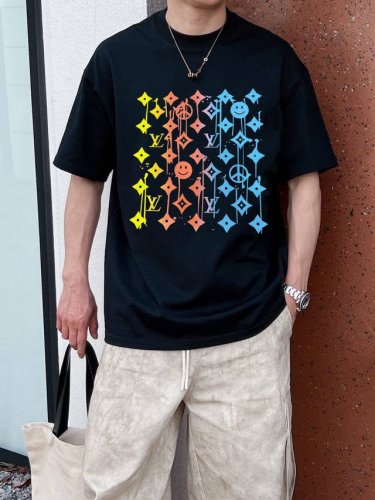 驴家 2025春夏新款首发专柜最新款短袖圆领T恤 高端订制 设计前卫时尚 品牌Logo重工艺设计 高端定制面料.手感柔软.穿着舒适.专柜级别精致车线.做工精细.