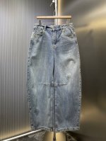 Loewe Anagram 顶级复刻 锥形牛仔裤 定制典雅美纹粗斜牛仔料 质感卓越 舒适贴肤 以气球廓形为魂 膝盖之处 褶裥轻饰 层次感跃然而出 Loewe A