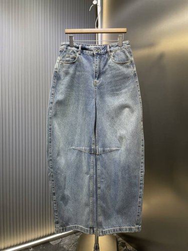 Loewe Anagram 顶级复刻 锥形牛仔裤 定制典雅美纹粗斜牛仔料 质感卓越 舒适贴肤 以气球廓形为魂 膝盖之处 褶裥轻饰 层次感跃然而出 Loewe A