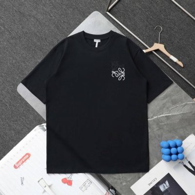 上新 顶级复刻 高端定制 - Loewe 罗意威 新款错位刺绣Logo休闲圆领短袖T恤 - 货号 3305 - 颜色 黑色 白色 - Loewe罗意威创立于18