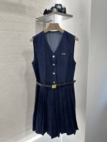 Miumi*2025新品上架 无袖腰带牛仔连衣裙 定制Yb天丝牛仔材质 质感光泽 贴肤舒适 V领连衣裙版型 宽松舒适可调节 百褶裙摆对身材包容度极高 利用高腰和