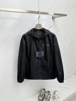 prada2025春季新款休闲夹克外套，最新时尚休闲拉链夹克，时尚连帽夹克外套基础常规的连帽夹克版型裁剪，上身百搭简约不挑人，轻松应对各种场合与环境，属于日常通