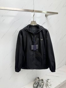 prada2025春季新款休闲夹克外套，最新时尚休闲拉链夹克，时尚连帽夹克外套基础常规的连帽夹克版型裁剪，上身百搭简约不挑人，轻松应对各种场合与环境，属于日常通