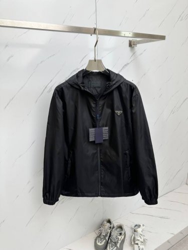 prada2025春季新款休闲夹克外套，最新时尚休闲拉链夹克，时尚连帽夹克外套基础常规的连帽夹克版型裁剪，上身百搭简约不挑人，轻松应对各种场合与环境，属于日常通