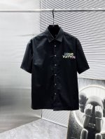 路易威登 Lv 2025Ss新款男士短袖 衬衫 衬衣，高端版本！专柜定制面料 透气舒适度高，细节无可挑剔，品牌元素设计理念，体现高品质。手感细腻柔软！呈现休闲裁