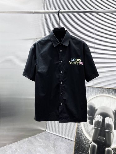 路易威登 Lv 2025Ss新款男士短袖 衬衫 衬衣，高端版本！专柜定制面料 透气舒适度高，细节无可挑剔，品牌元素设计理念，体现高品质。手感细腻柔软！呈现休闲裁