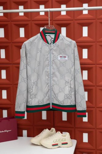2025新款 Gucci 夹克外套 原版一致的裁剪 穿搭随意切换风格 简单又时髦 高端定制复合布面料 手感比以往做的要柔软的多 舒适度高 原厂五金配件 加上利落